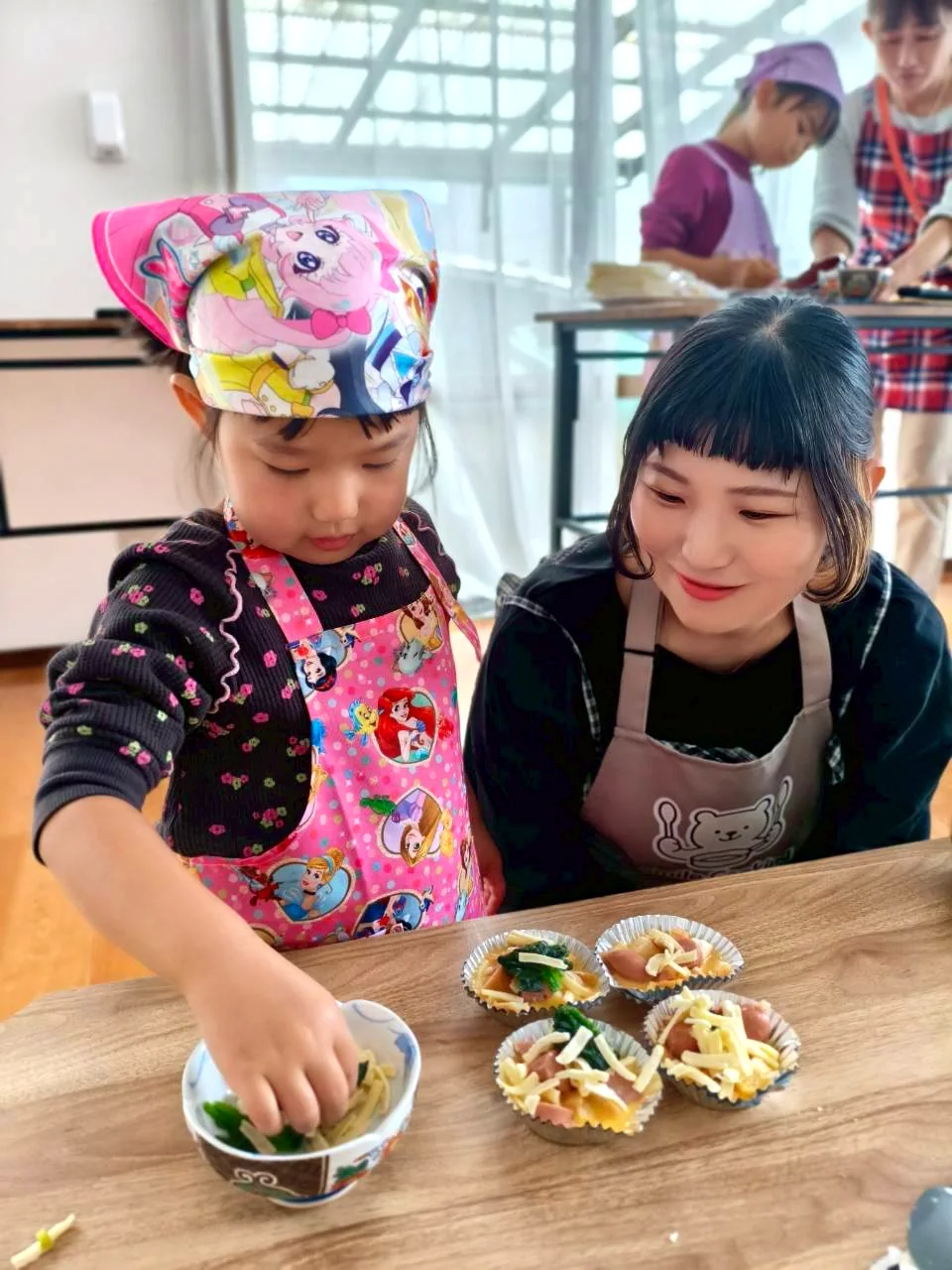 親子で一緒に料理を楽しむ様子