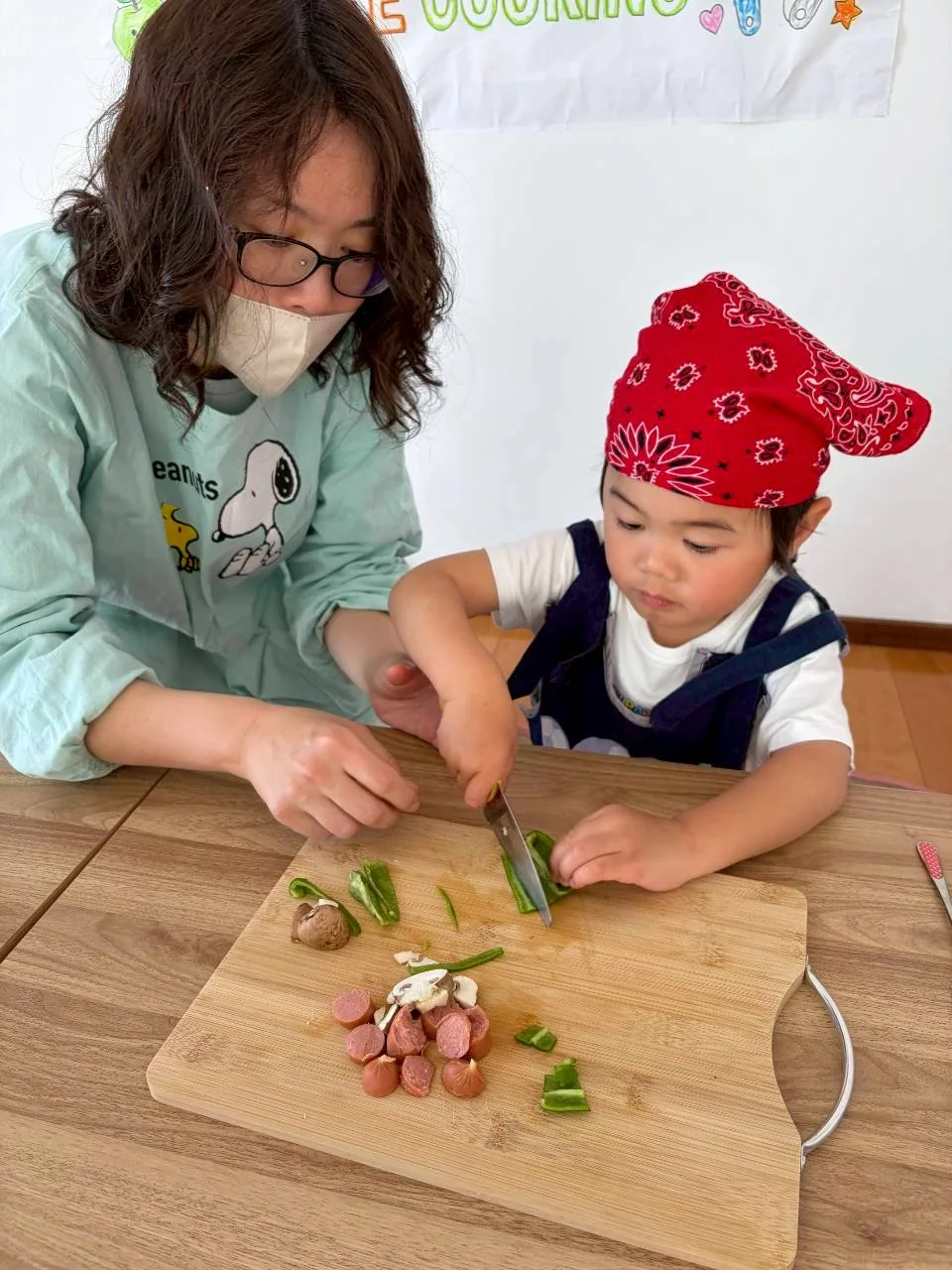 講師と一緒に包丁に挑戦する子どもの様子