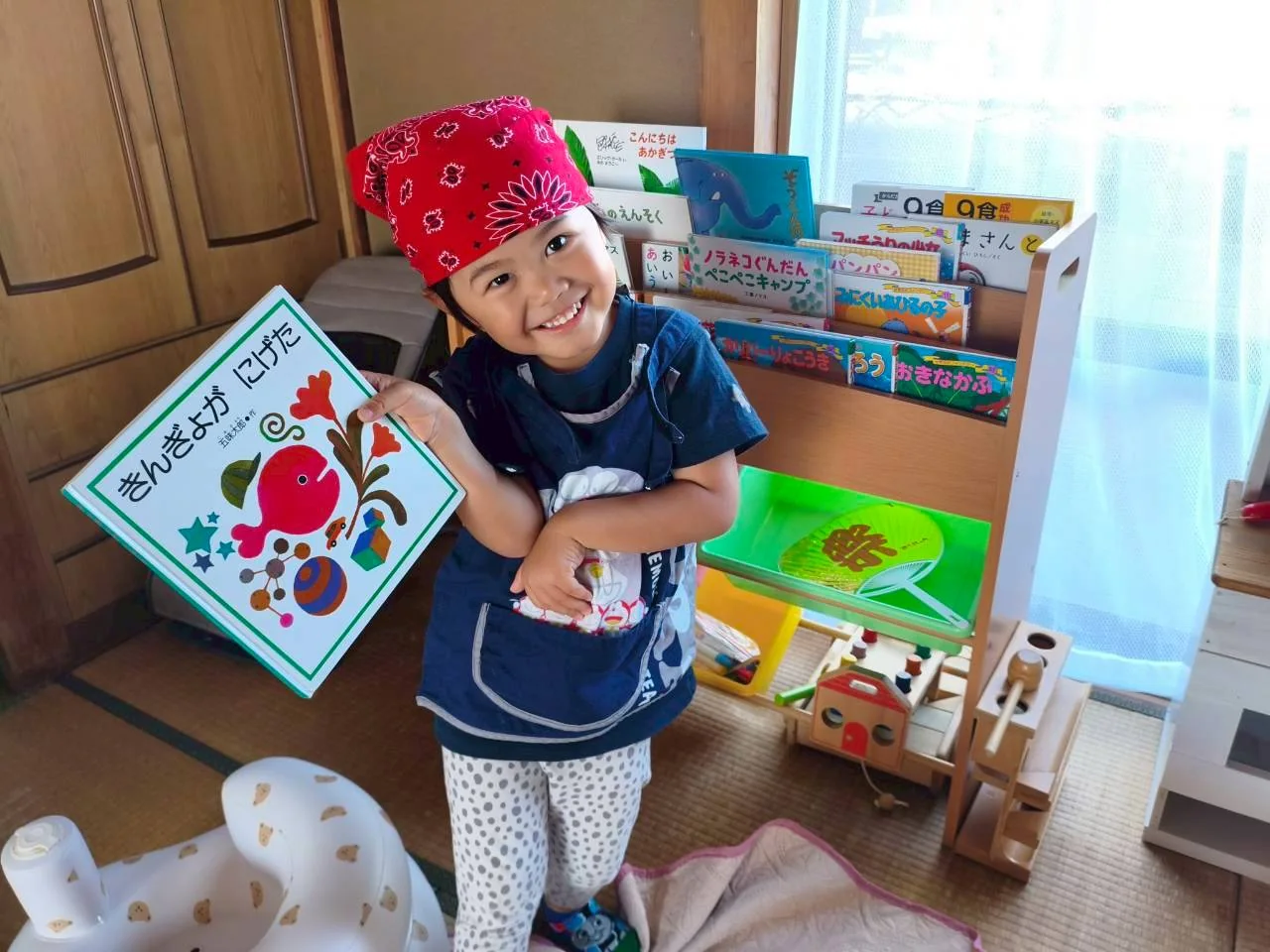 和室で絵本を読みながら休憩する子どもの様子