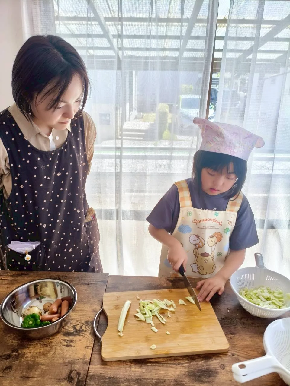 親子レッスンで子どもが包丁に挑戦する様子