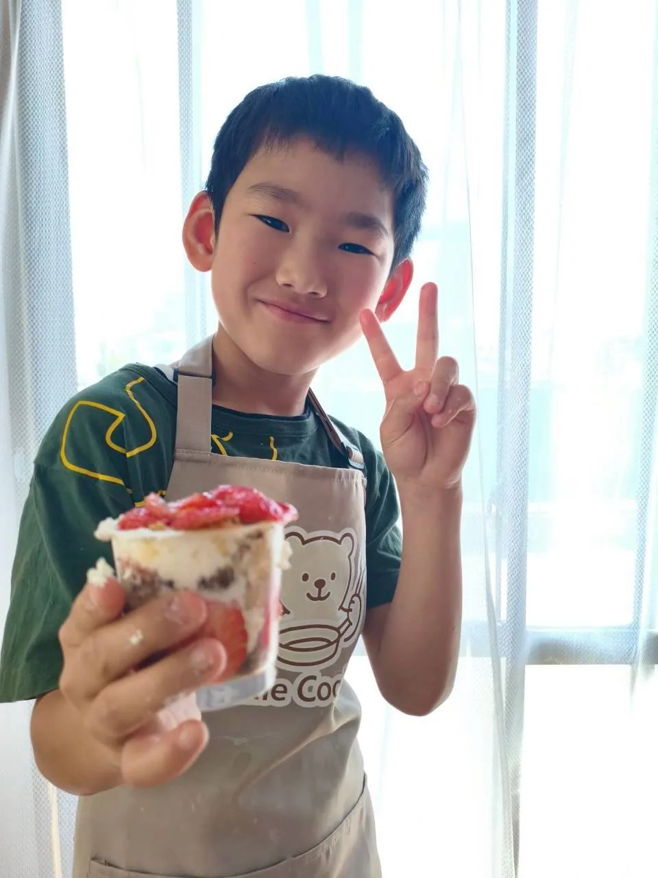 完成したおやつを嬉しそうに見せる子どもの様子