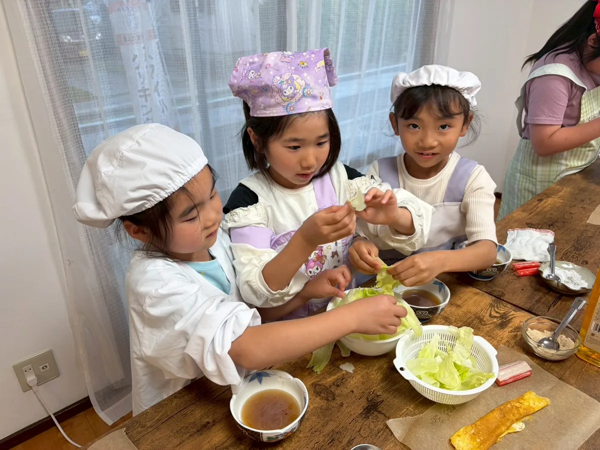 3人でレタスをちぎる小学生レッスンの様子