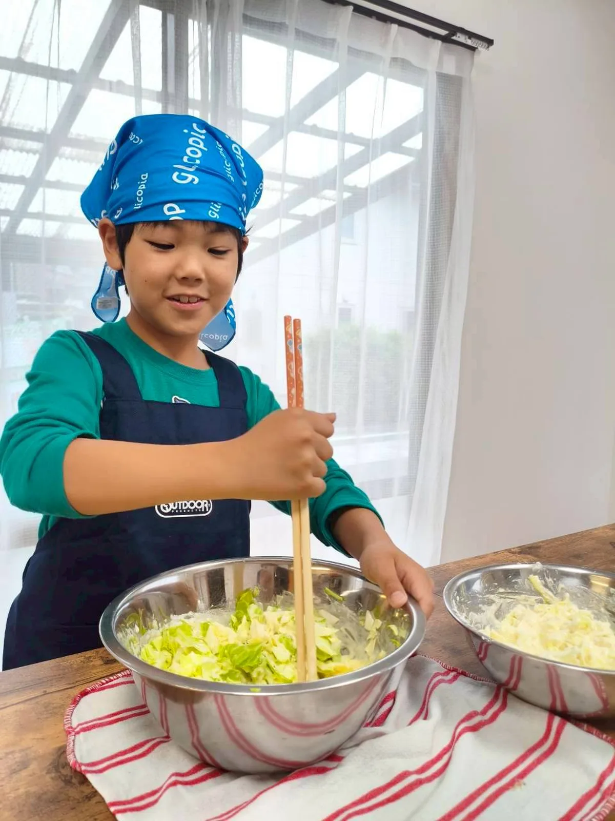 自分で混ぜることに集中する男の子