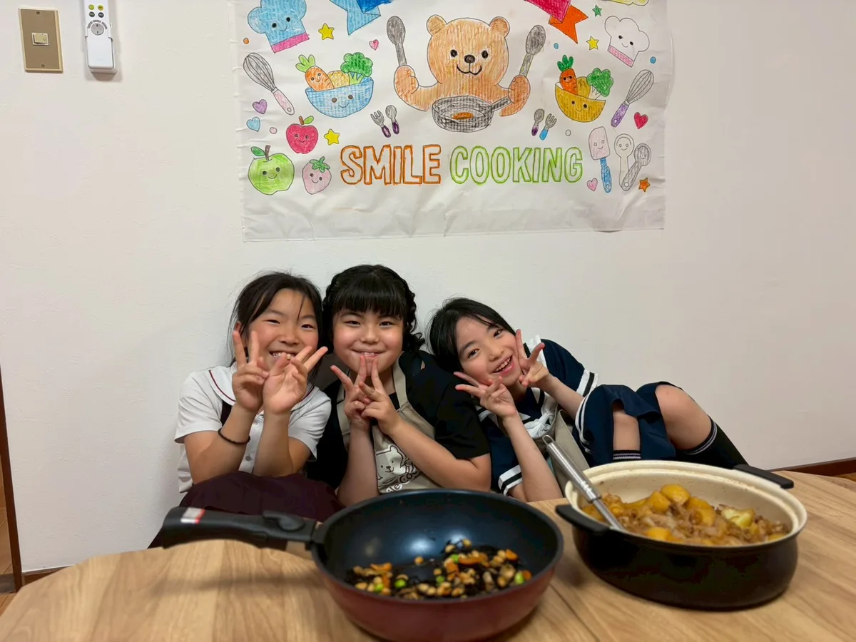 完成した料理を見せてくれる女の子