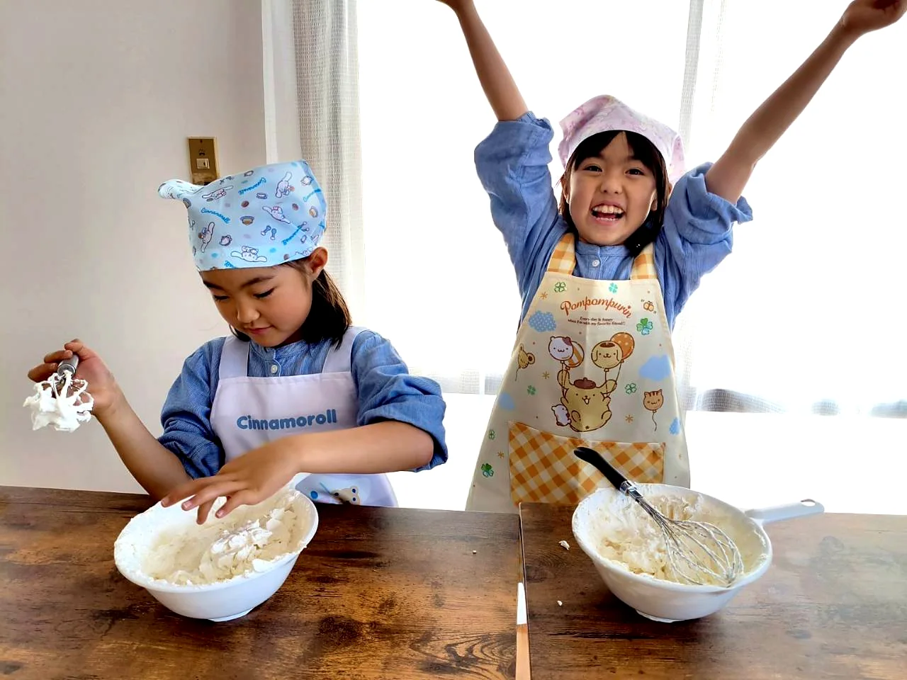 ボウルで材料を混ぜながら笑顔を見せる子どもたち