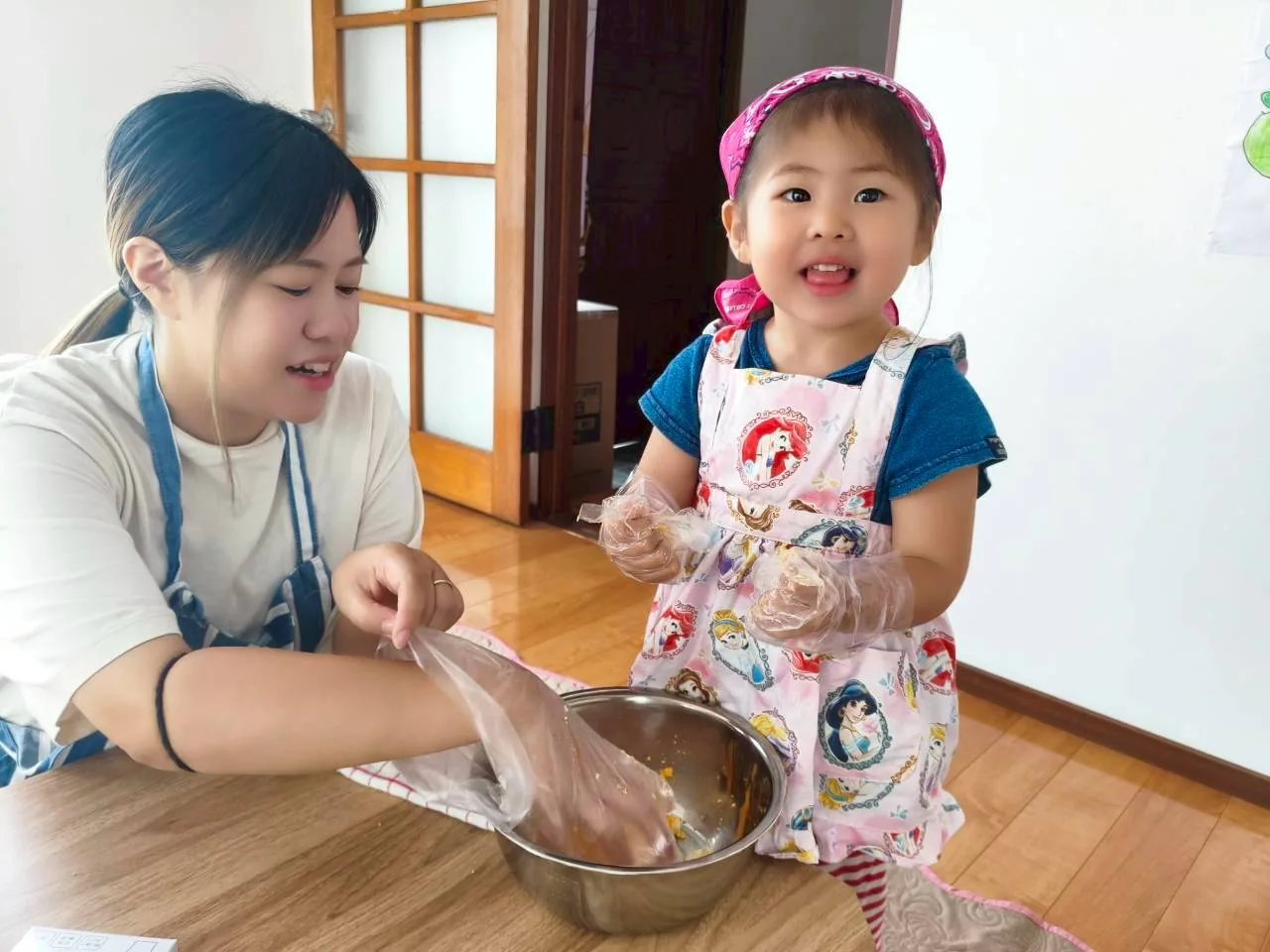 親子で料理を楽しむ様子