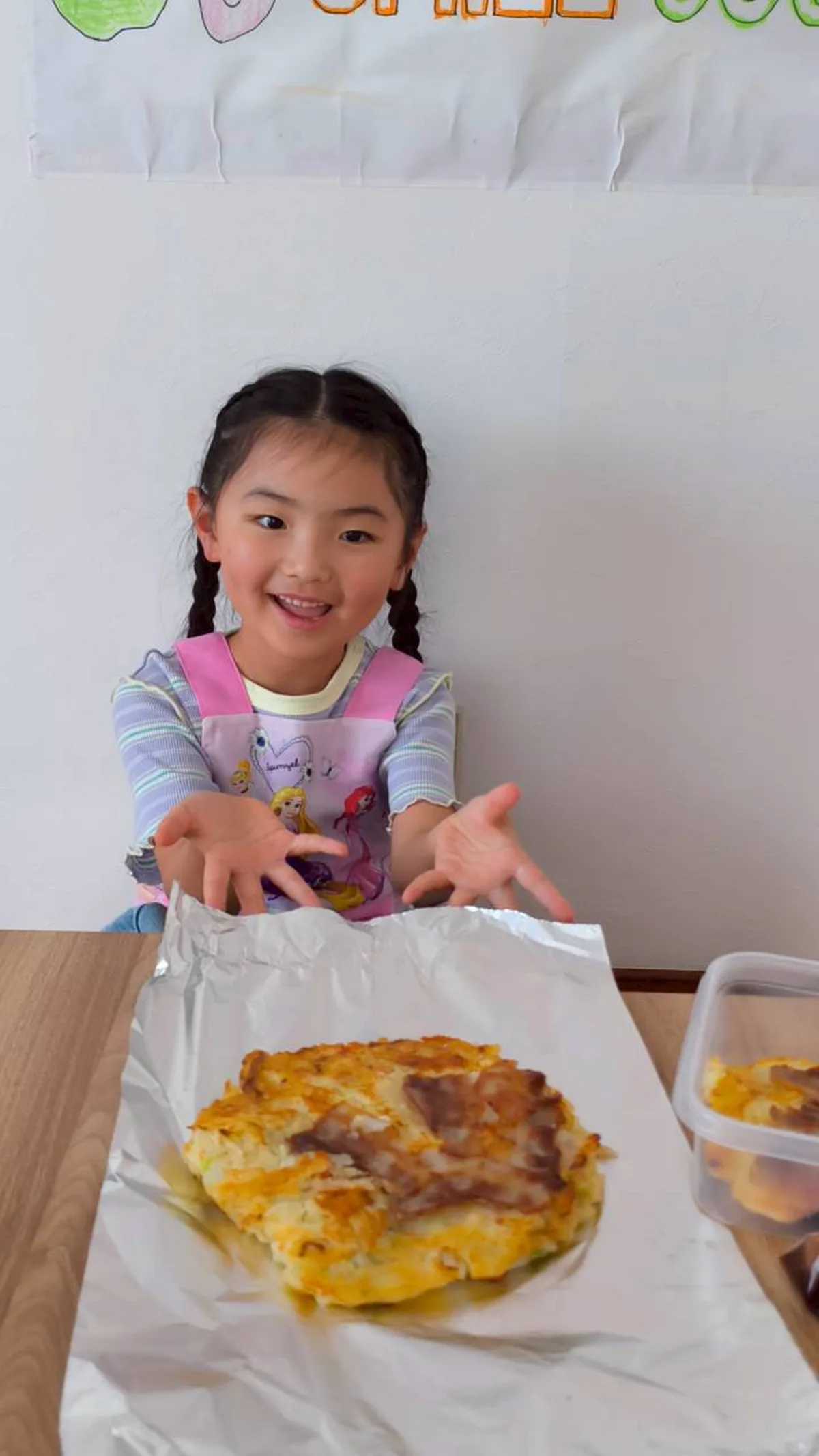 料理を完成させた小学生